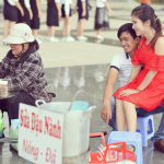 Ngày xưa em bán sữa đậu nành em ngồi trên chiếc xe màu xanh.Ngày nay em không bán sữa đậu nành vì e…のInstagram画像